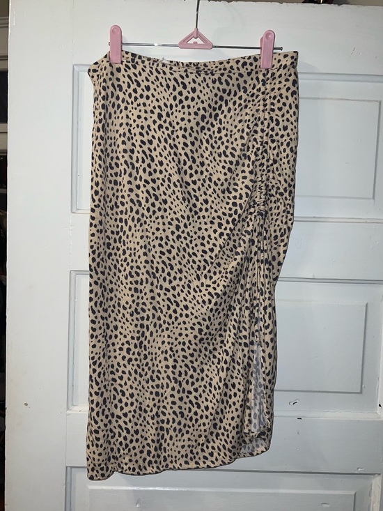 URBAN Romantics Dresses & Skirts - URBAN Romantics Beige and Black Leopard Midi Skirt